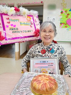リクエストのりんごたっぷりケーキでお祝いしましたぁ～(*''ω''*)