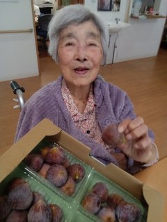 本日のおやつは…最近あまり見かけないあのフルーツ!