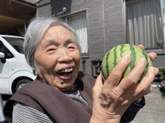 大事に育たスイカちゃん!