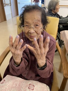 介護ネイルを行いました