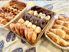 焼き立てのパンを提供