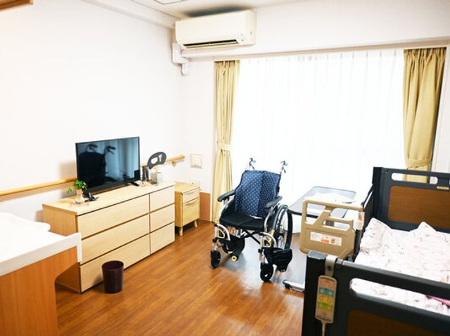 【グランヴィホーム神楽坂】 居室には呼び出しコールを完備。介護が必要な方も安心して過ごせる、落ち着いた空間です。自分の家具や思い出の品で、くつろぎの時間を作れます。
