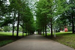 白旗神社の中を抜けると公園があります。