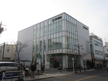 銀行もすぐ近く。