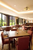 ガーデンを望むことができる開放感抜群のレストラン