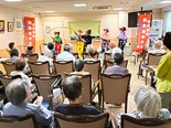 【笑顔満開】南京玉すだれ&懐かしの歌謡ショー!活気あふれる当住宅