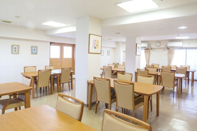 【ニチイホーム立川柴崎】 【共有スペース】 お食事はホーム生活でもより楽しいひととき。ご友人の皆様と心ゆくまでご歓談いただけます。 自然の光が溢れんばかり注ぎ込まれ、明るくて開放感のあるダイニングです。一人ひとりの栄養バランスや健康状況を考慮した、自慢のお食事をこちらで楽しんで頂いております。お食事だけでなくイベント・レクリエーション・機能訓練等、日常生活上多目的にご利用いただいております。