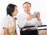 タブレット型カラオケを使ったレクリエーション