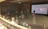 ご入居者と職員のカラオケ大会