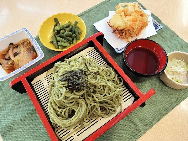 5月12日昼食「茶そば・かき揚げ」｜松戸ニッセイエデンの園(千葉県松戸