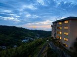 ぽっかぽか・熱海館 5Fロビーから望む朝の相模湾