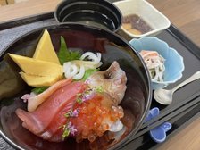 施設内の厨房で調理しています