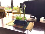 ロビーに咲いた可憐な白鷺 - ご入居者様の愛情あふれる作品
