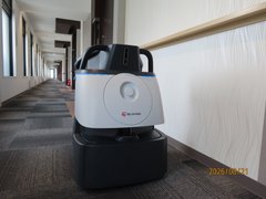 お掃除ロボットを試験的に導入しています。