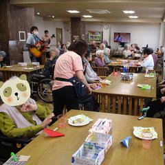 はっぴー居酒屋で紙飛行機ゲーム
