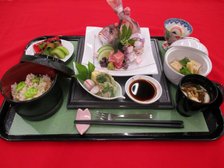 毎月行われる四季彩膳の食事例です