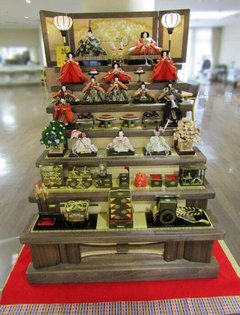 🌸1階ロビーに春到来 ひな壇飾りを設置しました🌸