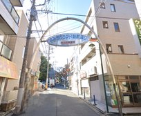 よみうりランド駅前通り商店街