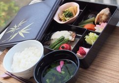 一例:令和3年春 フタを開けたら春がいっぱい「季節の弁当」