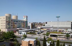 明るく快適な暮らしを提供する南大沢駅前広場