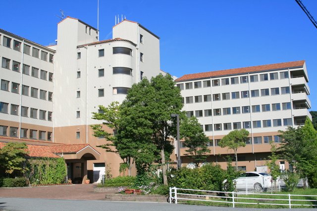 【ケアハウス花屋敷】 建物は６階建てでお部屋数１００戸となります。１階にロビー、食堂、大浴室、２階から６階の各階に個室浴があります。