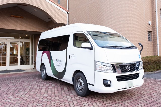 【ケアハウス花屋敷】 阪急川西能勢口駅と施設間を往復する送迎車をご利用頂けます。