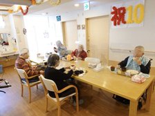 イベント食のサンドイッチを召し上がってます