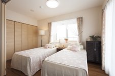 採光豊かな明るい寝室