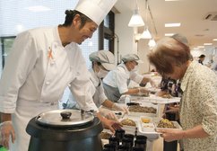 調理レクリエーションや外食、リクエスト食もご提供