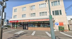 徒歩4分でコンビニもあります