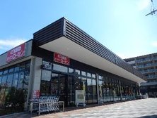 駅前にはスーパー「そうてつローゼン」