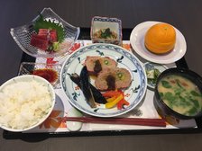 新鮮なお刺身と日替わりのフルーツ