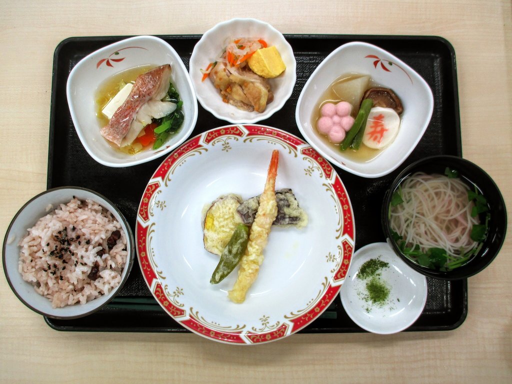 夫婦お祝い膳 本日はTomo's #breakfast のご紹介。 朝から鮮やかな朝食が並びます