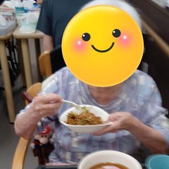 レクリエーションで特製の焼きそば作りに挑戦!