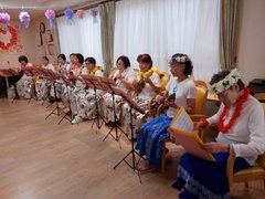 フラダンスとウクレレ演奏