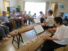 お琴の調べに笑顔満開!