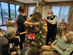 ツリー飾りつけ