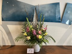 【コンシェルジュ便り】ホームの風景 ～玄関に季節を添える生け花～