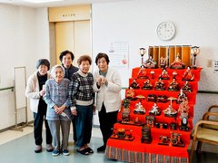 お雛様飾りつけ