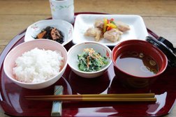 1日3回の食事サービスがあります。