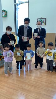 わくわく保育園(同敷地内)にクレヨンを寄贈していただきました😊