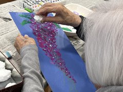 臨床美術:「スタンピングで描く藤の花」