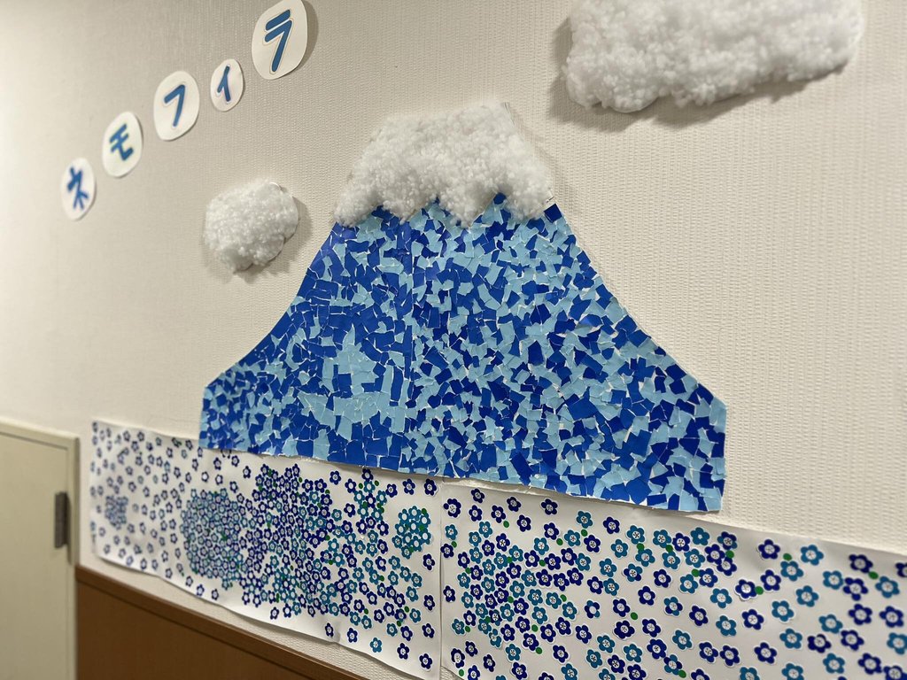 今年の春の壁飾りは『ネモフィラ』です!｜サン・ラポール目白(豊島区