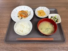 厨房で陶器に盛り付けしてご提供しています