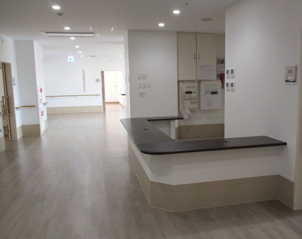 【桜寿のさと松田】 エレベーター前のフロア中心に、スタッフステーションを設けています。 介護スタッフが常駐し、ご用の際はすぐに対応いたします。