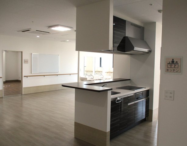 【桜寿のさと松田】 キッチンを各フロアに備えています。 ご入居者様・ご家族様もご利用いただけます。