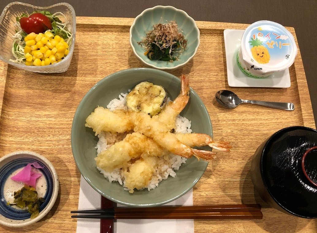 3月17日の料理海老の天丼、ホウレン草の浸し｜光明池 中楽坊(大阪府和泉市)｜LIFULL 介護