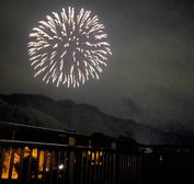 お盆には船玉祭というお祭りがあり、打ち上げ花火が観れます!