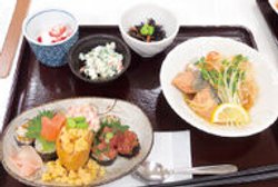 和・洋・中、幅広いメニューの食事です。