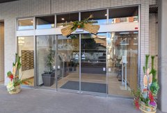 新年を迎え、カルナス別府のエントランスに門松を飾りました。